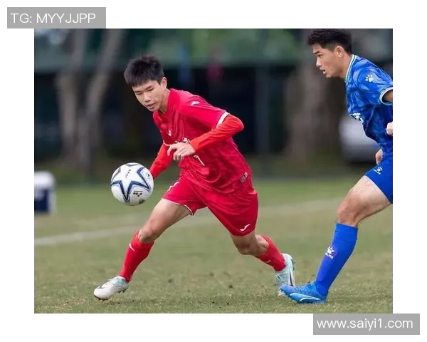 学校足球场上的青春梦想与拼搏精神的交汇之地